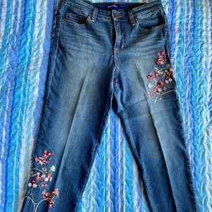 Bandolino embroidered capris